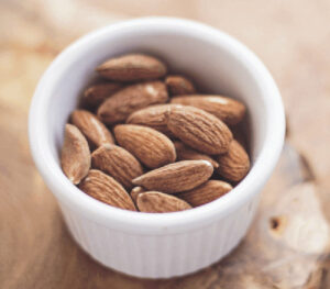 bol avec amandes sur table