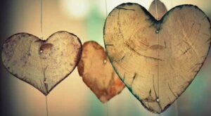 Deux cœurs en bois suspendus — symbole de l’amour de soi et de la connexion intérieure