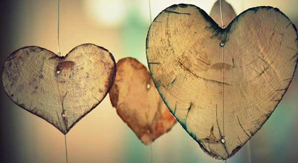 Deux cœurs en bois suspendus — symbole de l’amour de soi et de la connexion intérieure
