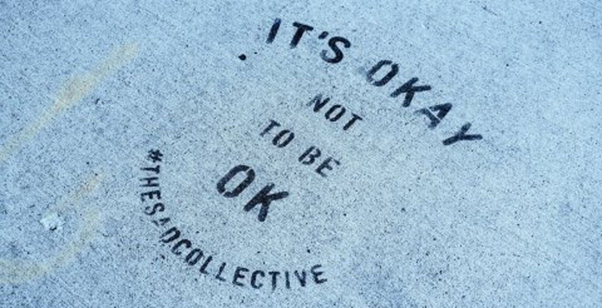 Message “IT’S OKAY to not be OK” — fond bleu clair