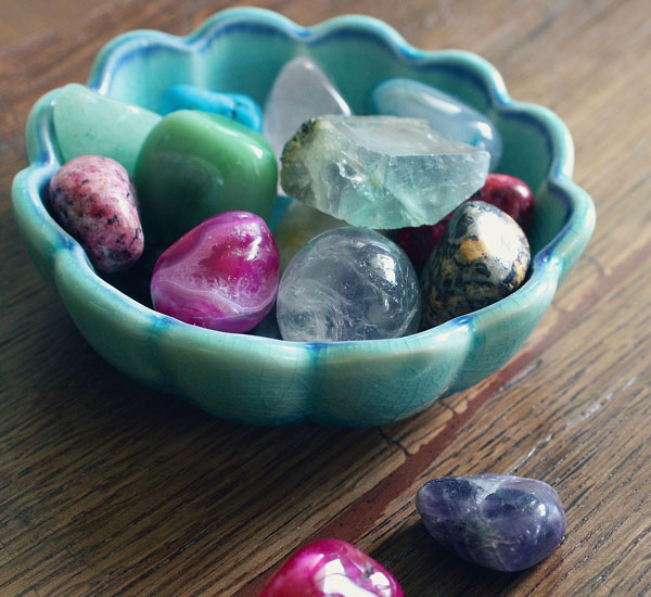 La couleur des pierres. Bol avec des galets de pierres naturelles, sur une table en bois