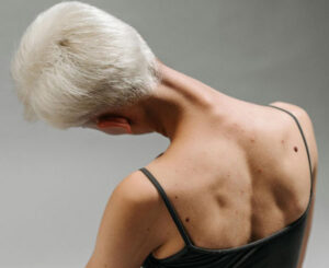 Haut de femme de dos qui détend sa colonne vertébrale