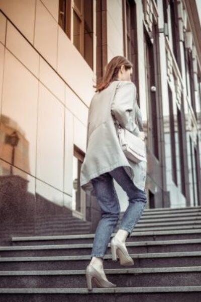 Femme en extérieur montant des escaliers