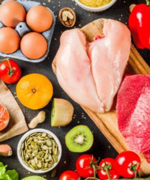 Table avec 12 aliments pauvres en FODMAPs, oeufs, poulet, kiwi