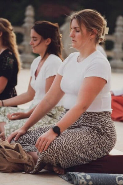 Groupe de personnes en méditation — pour mettre le cerveau au repos et retrouver la paix intérieure