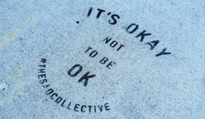 Message “IT’S OKAY to not be OK” — fond bleu clair