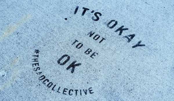 Message “IT’S OKAY to not be OK” — fond bleu clair