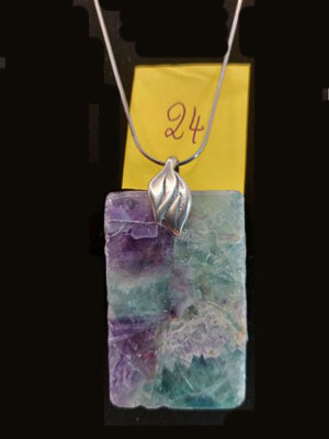 Pendentif bélière avec pierre naturelle fluorite article no 24, création Véronique Licini