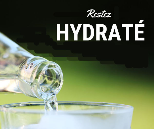 Verse eau bouteille dans verre, titre Restez hydraté.