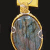 Pendentif en pierre naturelle labradorite — montée en fils de cuivre, style artisanal