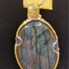 Pendentif en pierre naturelle labradorite — montée en fils de cuivre, style artisanal