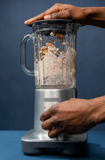 Recette de lait d’amandes. Mixage des amandes au mixeur
