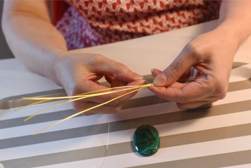 Mains de Véronique Licini — créations avec des fils de cuivre et des pierres naturelles, Reiki à Lausanne