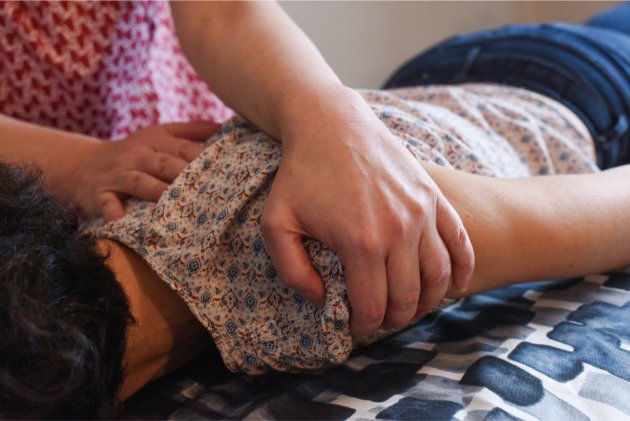 Mains de Véronique Licini — soin en Ortho-Bionomy® à Lausanne, pour libérer les tensions musculaires