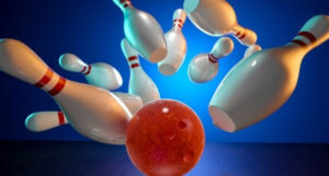 Nouvelles habitudes. Jeu 8 quilles en l'air et une boule rouge, fond bleu.