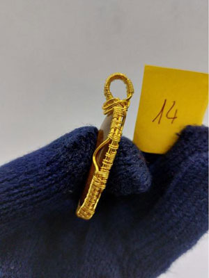 Pendentif en fils de cuivre et en Œil de tigre — article no 14 côté