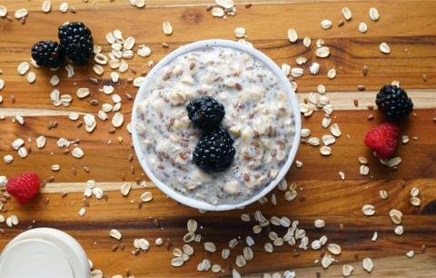 Muesli aux flocons d’avoine bio, fruits frais et graines — petit-déjeuner sain en naturopathie