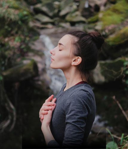 Respiration complète. Femme avec fond cascade texte sur la respiration profonde