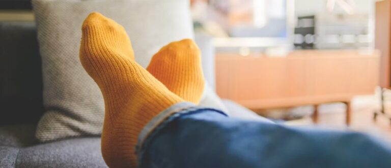 Pieds enflés en chaussettes orange — symptôme de rétention d’eau