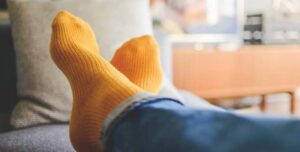 Pieds enflés en chaussettes orange — symptôme de rétention d’eau