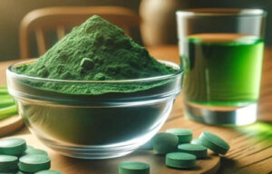 bol transparent plein de spiruline en poudre, pilules de spiruline sur une table