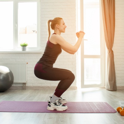 Squat avec chaise pour renforcer les jambes et améliorer la circulation — exercice anti-gonflement