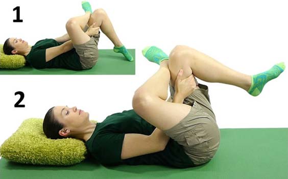 Etirer le piriforme. Femme allongée sur le dos jambe pliée pour étirement piriforme