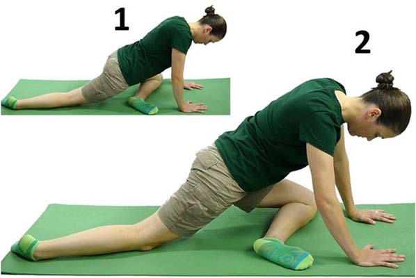 Femme à genoux sur tapis vert, exercice jambes étirement piriforme