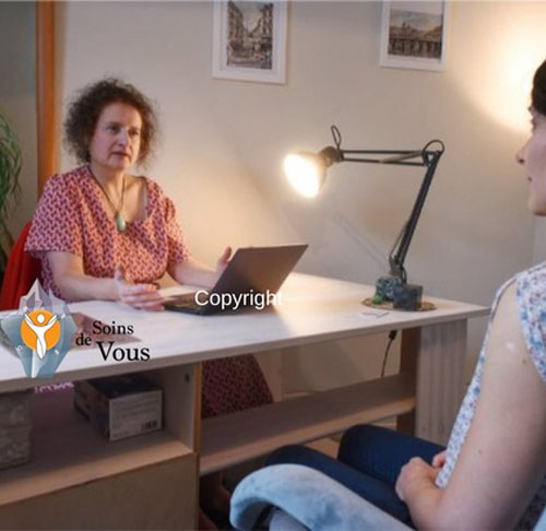 Consultation face-à-face, Véronique Licini avec cliente, bureau lumineux